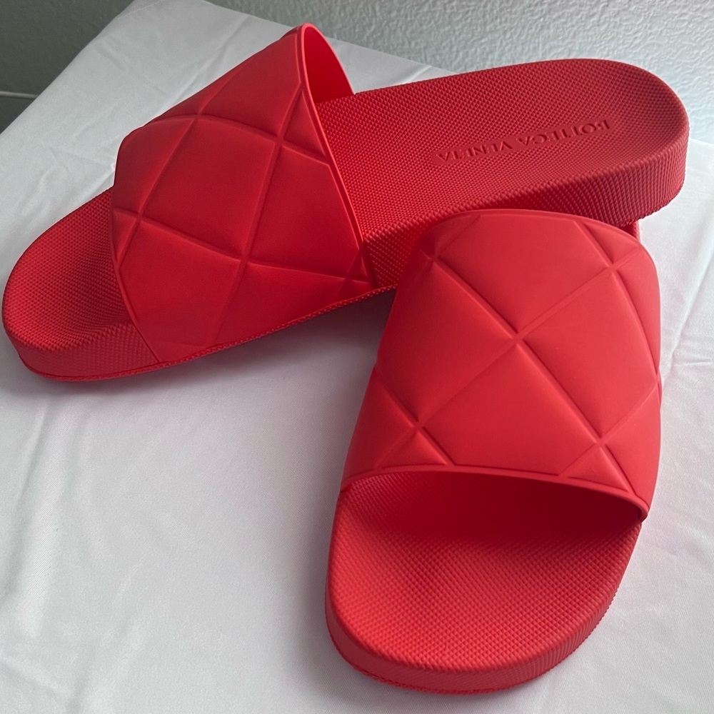 BOTTEGA VENETA The Slider Intrecciato Weave Tomato Red Rubber Men Sandals EU 43